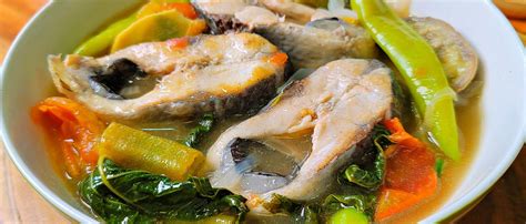  Sinigang na Isda: Ekscytujący kwaśny bulion spotyka aromatyczne morskie skarby!