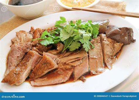  Chisong Steamed Duck - Czy delikatne mięso kaczego połączone z wyrazistymi aromatami imbiru i czosnku skradnie Twoje serce?