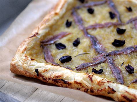  Pissaladière - Delikatne warstwy karmelizowanej cebuli i aromatycznych oliwek na chrupiącym cieście!