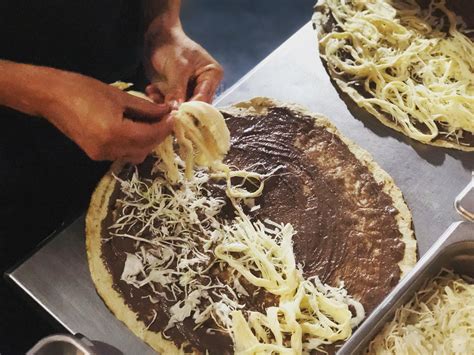  Tlayudas! Pyszne, pieczone tortille z bogatym nadzieniem o smaku tradycyjnej kuchni Oaxaca.